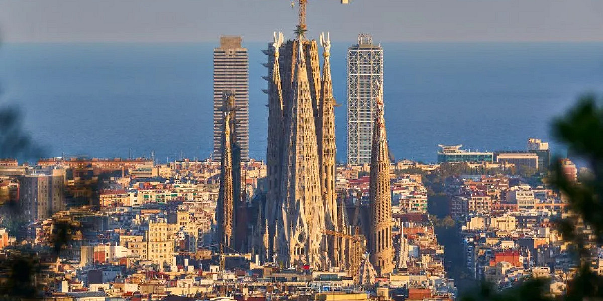 Sagrada Família — The Symbol of Barcelona: Architecture, Comfort, and Investment