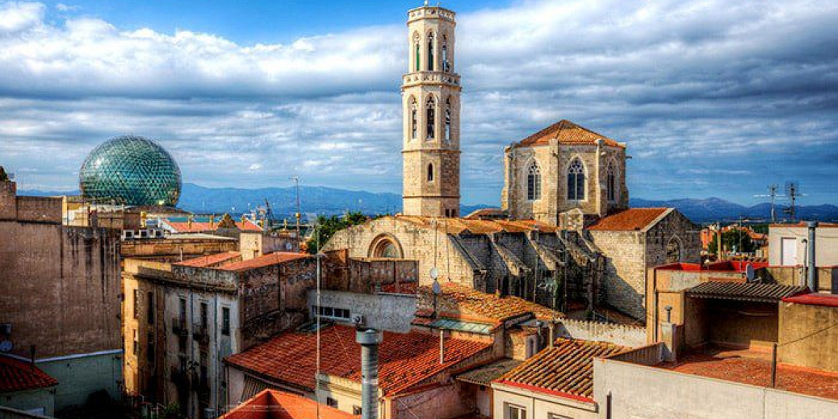 La Monta, Figueres — Modern Tranquility with Urban Comfort