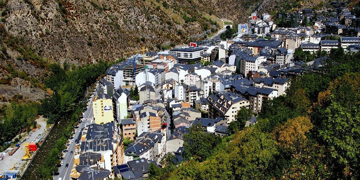 Sant Julià de Lòria — zona de montaña al sur de Andorra, junto a la frontera con España