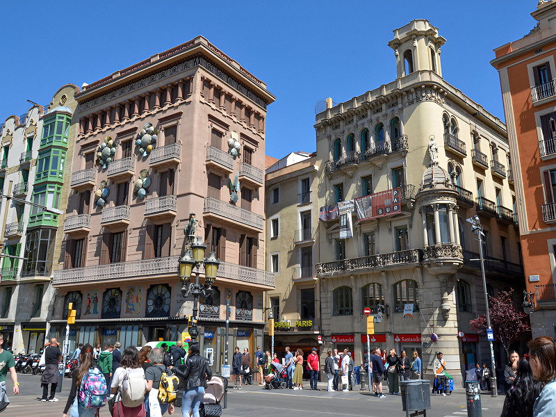 Угловое коммерческое помещение рядом с бульваром Лас-Рамблас в Барселоне. Фото:  1
