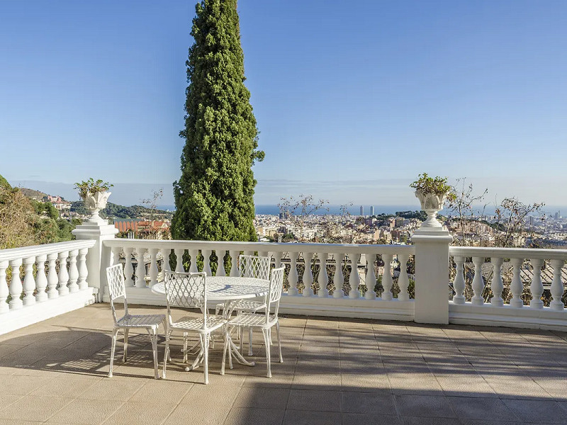 Великолепный особняк с панорамным видом на Барселону. Фото:  12