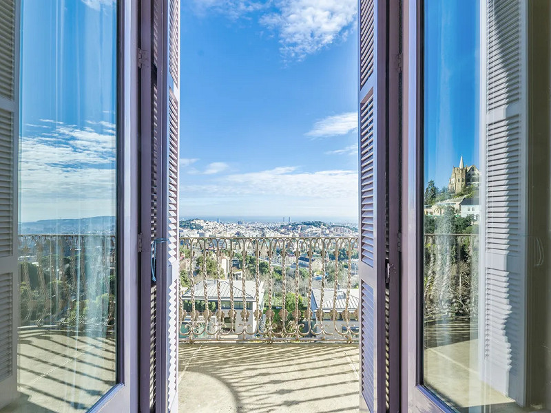 Великолепный особняк с панорамным видом на Барселону. Фото:  19