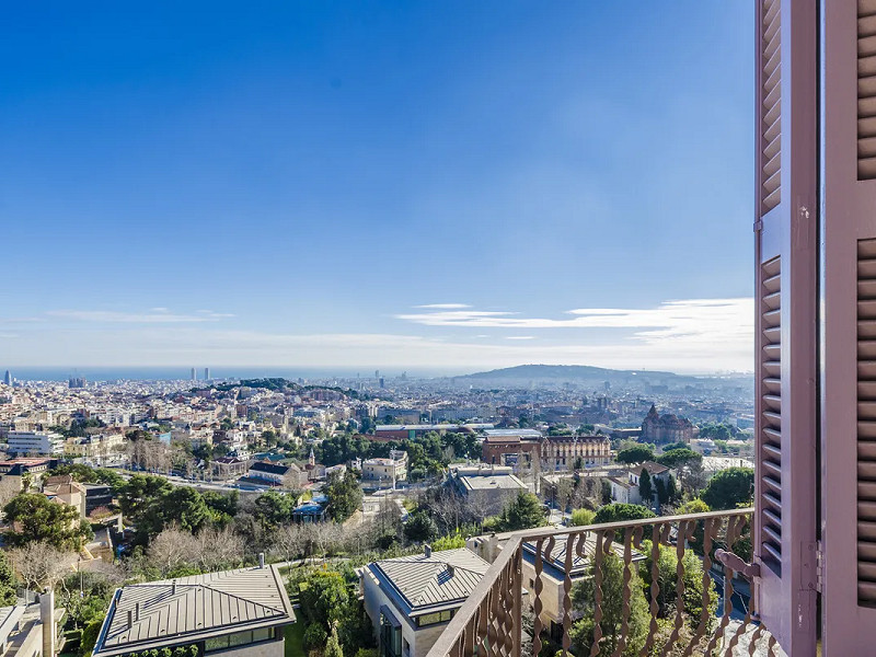Великолепный особняк с панорамным видом на Барселону. Фото:  20