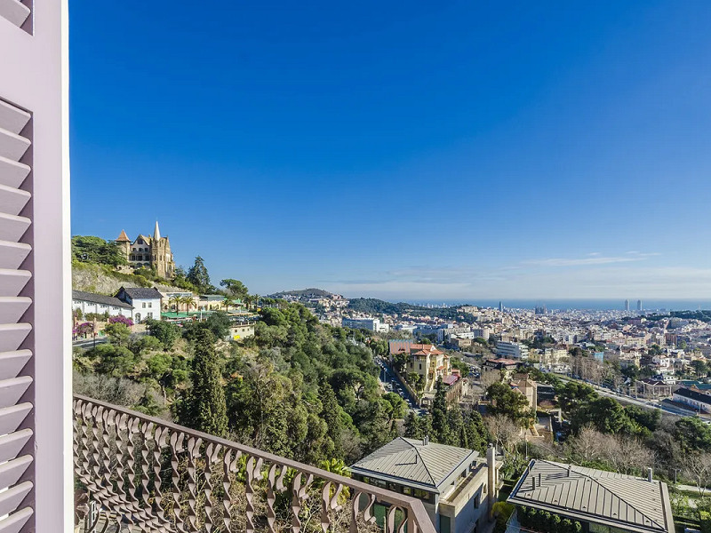 Великолепный особняк с панорамным видом на Барселону. Фото:  21
