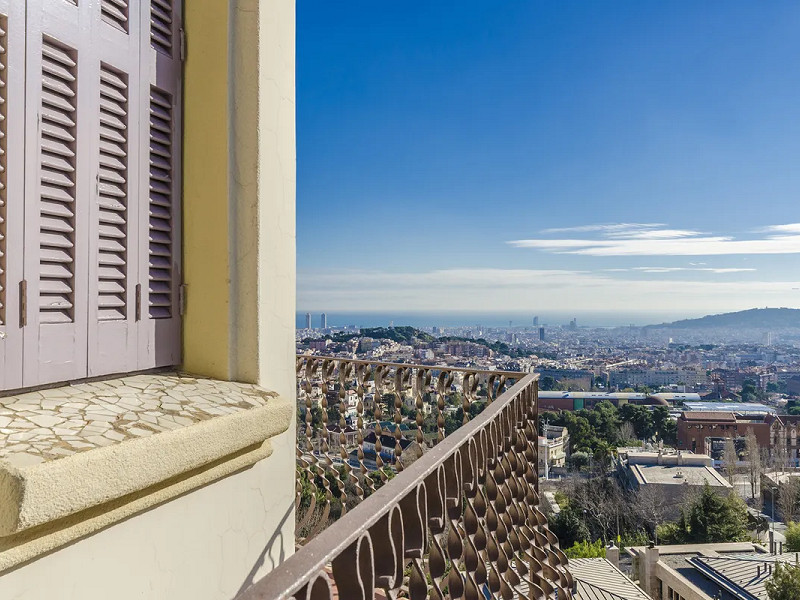 Великолепный особняк с панорамным видом на Барселону. Фото:  26
