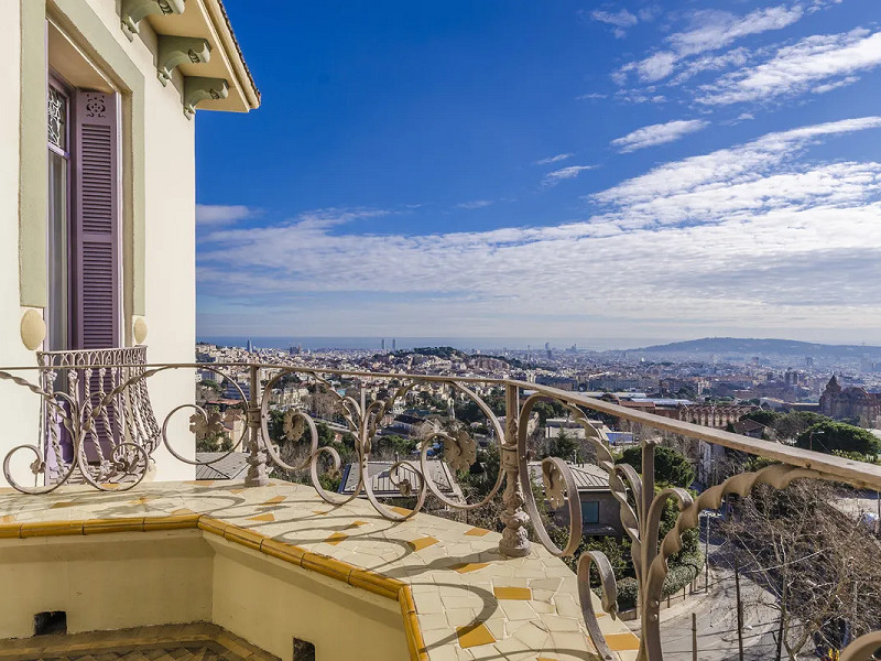 Великолепный особняк с панорамным видом на Барселону. Фото:  27