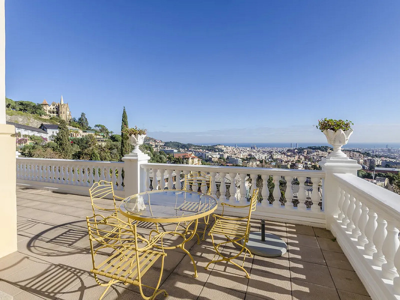 Великолепный особняк с панорамным видом на Барселону. Фото:  34