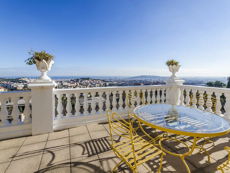 Великолепный особняк с панорамным видом на Барселону. Фото:  35