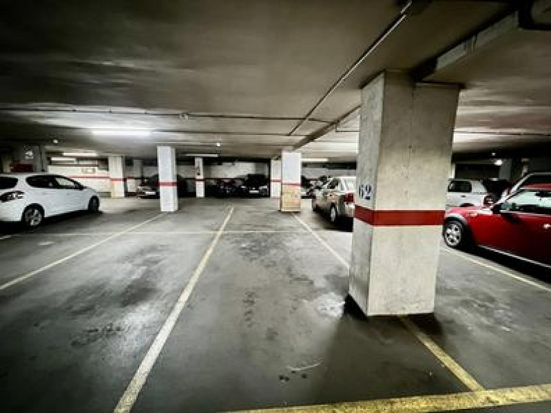Паркинг с хорошей рентабельностью в районе Лес-Кортс . Фото:  3
