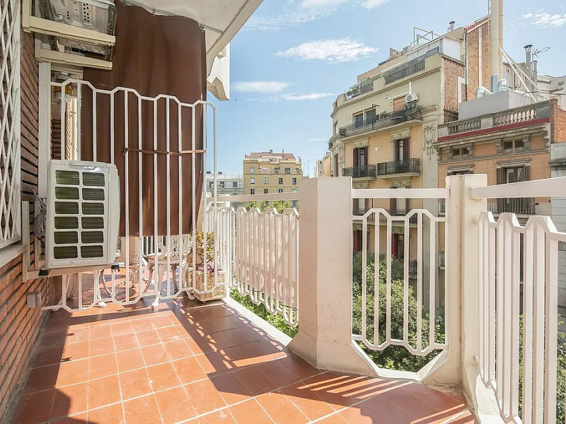 Elegant apartment with terrace in the center of Barcelona. Photo:  3