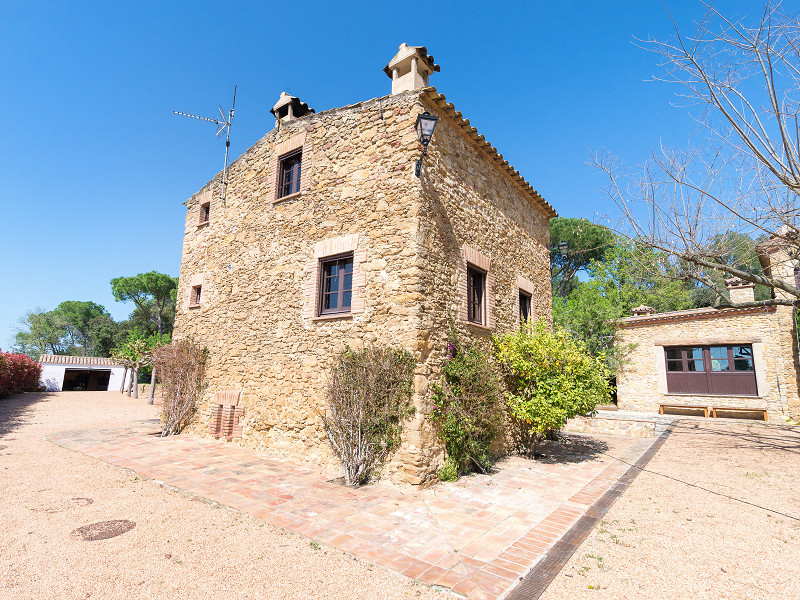 Luxury Forallac Villa with Pool and Panoramic Terraces. Photo:  55