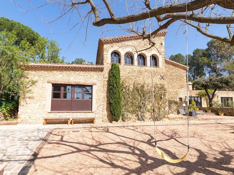 Luxury Forallac Villa with Pool and Panoramic Terraces. Photo:  56