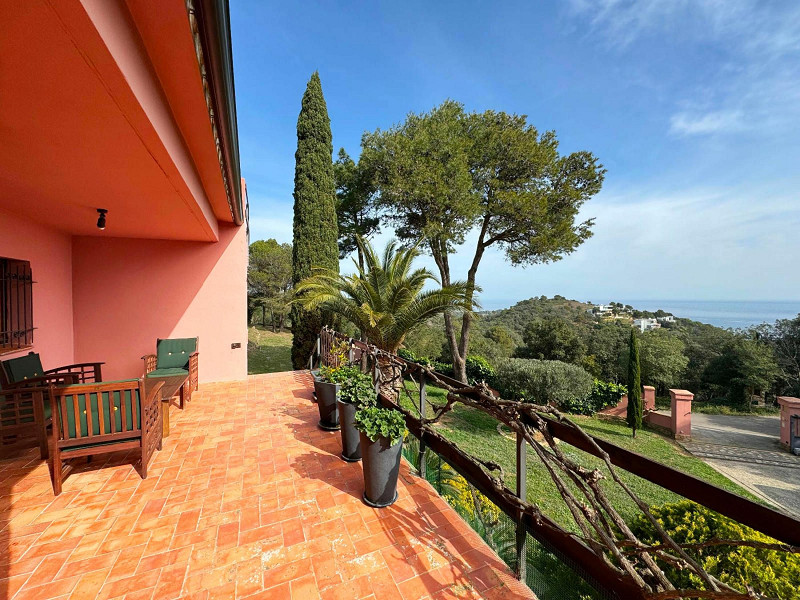 Elegant Villa with Sea Views in Begur. Photo:  3