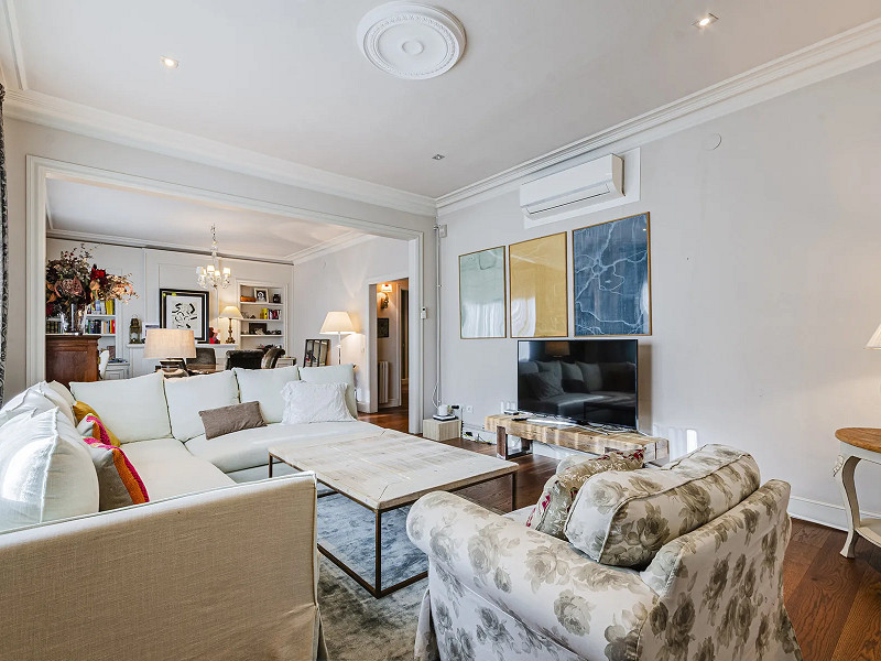 Spacious and Elegant Apartment in a Prestigious Barcelona Neighborhood. Photo:  2