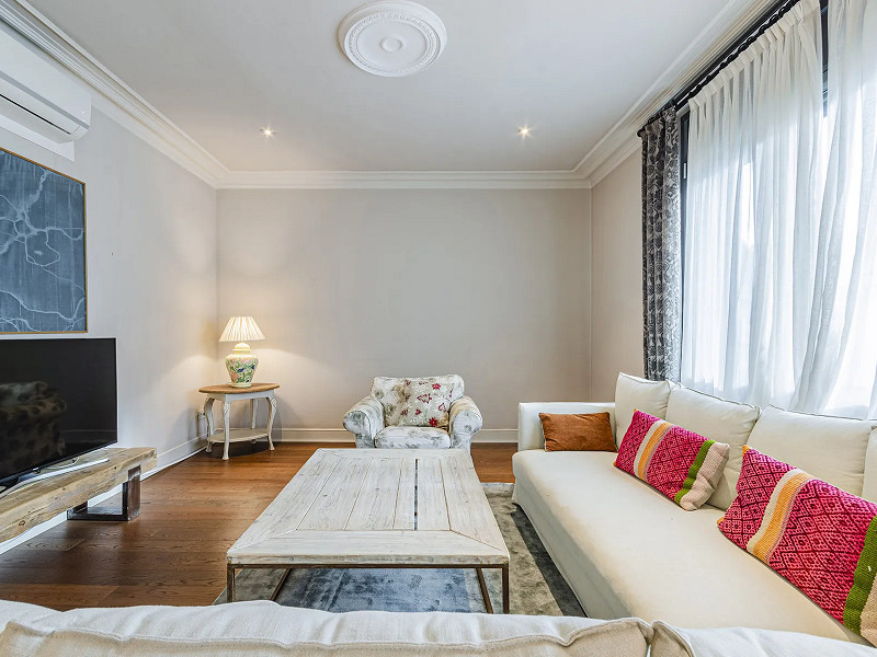 Spacious and Elegant Apartment in a Prestigious Barcelona Neighborhood. Photo:  3