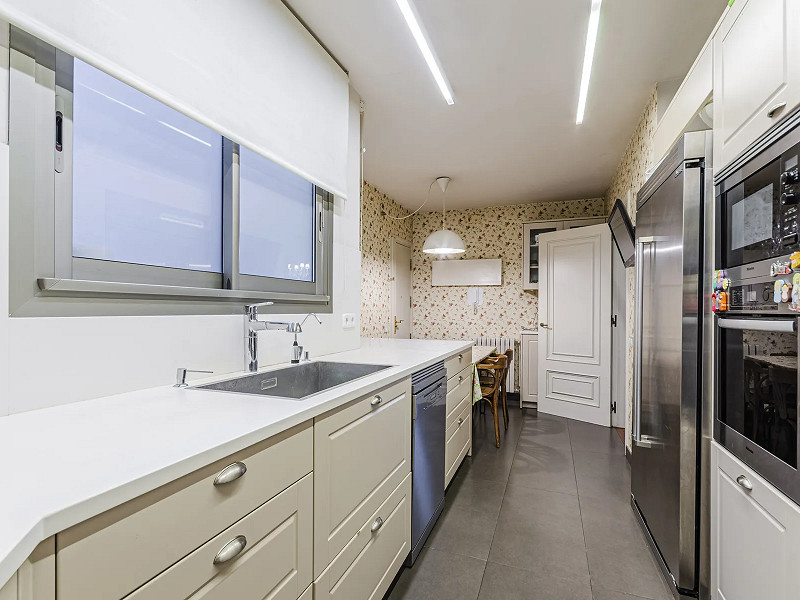 Spacious and Elegant Apartment in a Prestigious Barcelona Neighborhood. Photo:  7