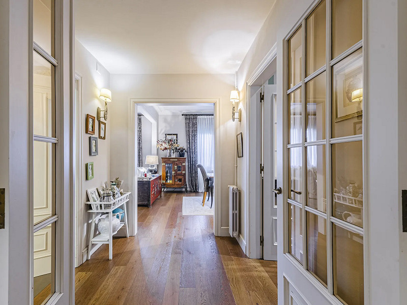 Spacious and Elegant Apartment in a Prestigious Barcelona Neighborhood. Photo:  10