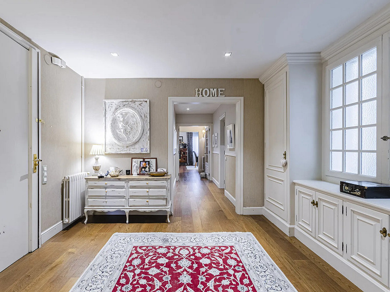 Spacious and Elegant Apartment in a Prestigious Barcelona Neighborhood. Photo:  11