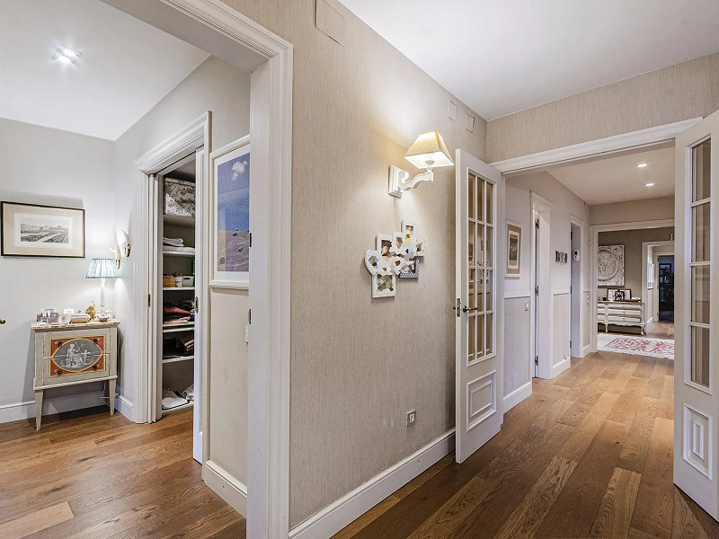 Spacious and Elegant Apartment in a Prestigious Barcelona Neighborhood. Photo:  12