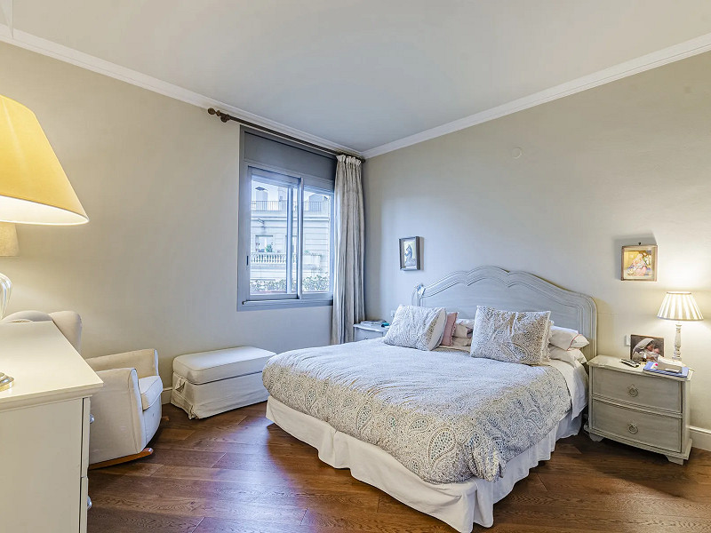 Spacious and Elegant Apartment in a Prestigious Barcelona Neighborhood. Photo:  13