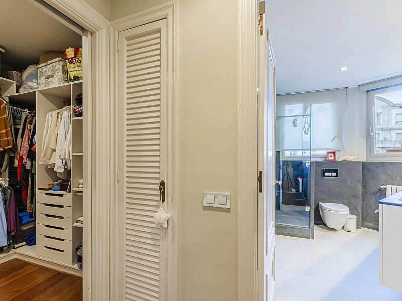 Spacious and Elegant Apartment in a Prestigious Barcelona Neighborhood. Photo:  15