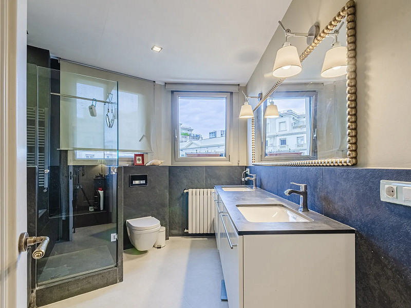 Spacious and Elegant Apartment in a Prestigious Barcelona Neighborhood. Photo:  16