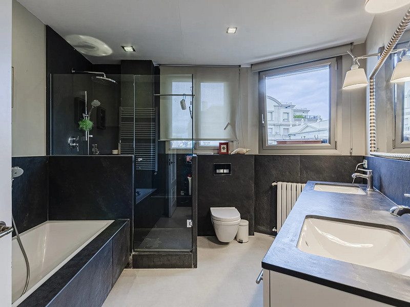 Spacious and Elegant Apartment in a Prestigious Barcelona Neighborhood. Photo:  17