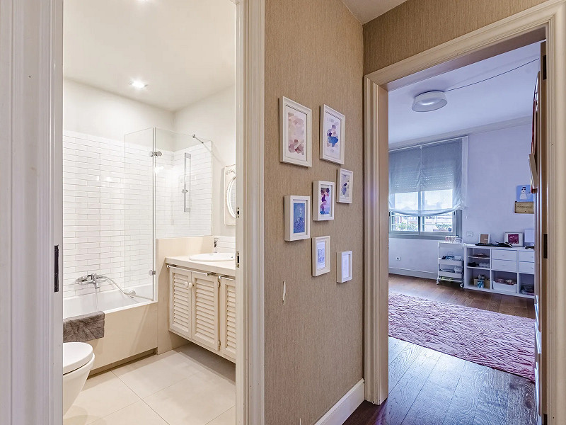 Spacious and Elegant Apartment in a Prestigious Barcelona Neighborhood. Photo:  19