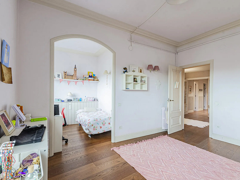 Spacious and Elegant Apartment in a Prestigious Barcelona Neighborhood. Photo:  21