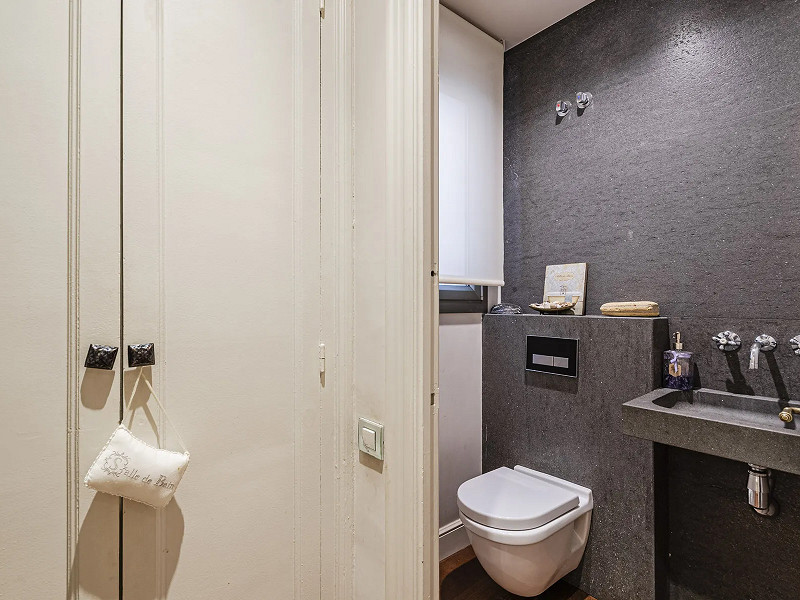 Spacious and Elegant Apartment in a Prestigious Barcelona Neighborhood. Photo:  26