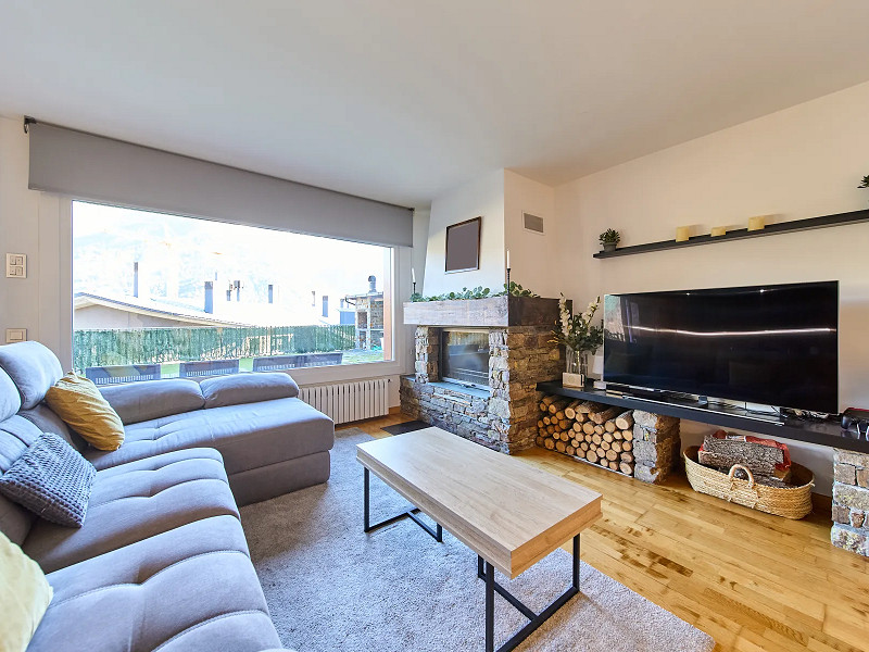 Elegant Ground Floor Apartment with Terrace and Panoramic Views in Ordino, Andorra. Photo:  4