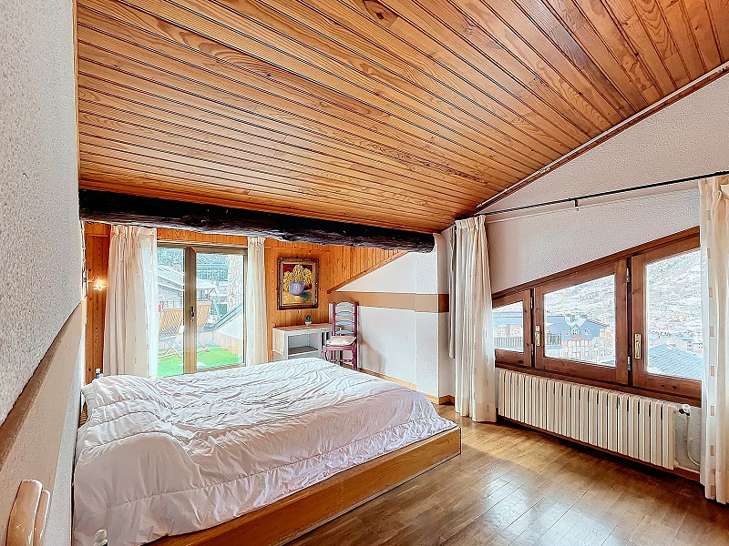 Spacious and Bright Home with Stunning Views in Les Bons, Encamp. Photo:  28