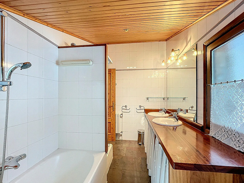 Spacious and Bright Home with Stunning Views in Les Bons, Encamp. Photo:  37