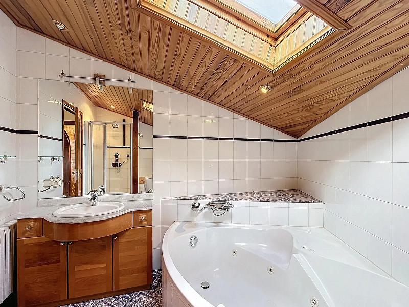 Spacious and Bright Home with Stunning Views in Les Bons, Encamp. Photo:  39