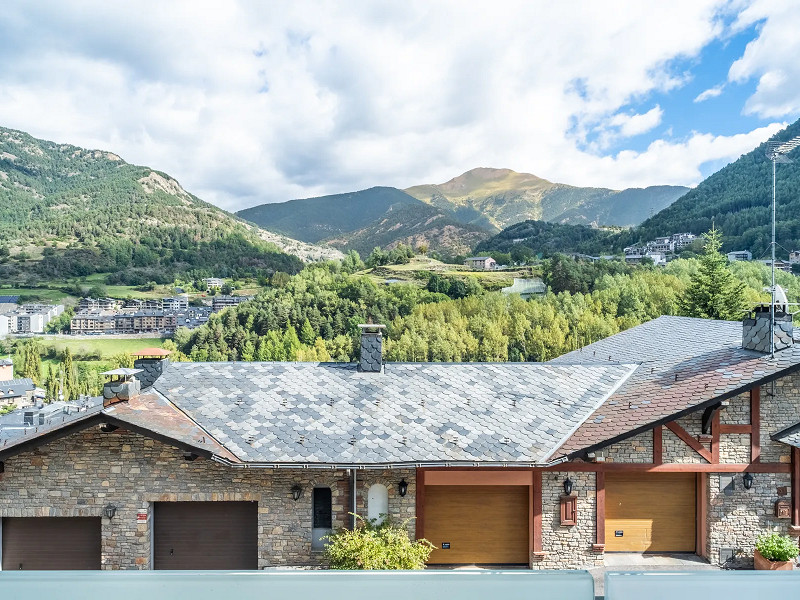 Contemporary Chalet with Panoramic Views, Terraces, and Jacuzzi in La Massana. Photo:  15