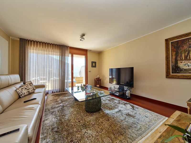 Elegant and Spacious Ground Floor Apartment with Terrace and Garden in Escaldes-Engordany. Photo:  2