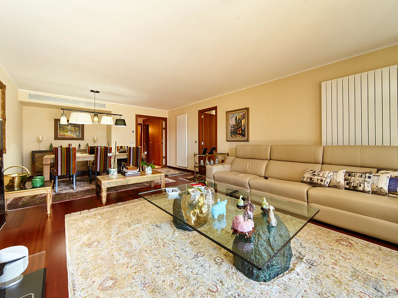 Elegant and Spacious Ground Floor Apartment with Terrace and Garden in Escaldes-Engordany. Photo:  3