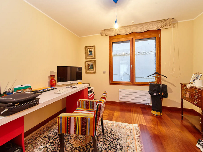 Elegant and Spacious Ground Floor Apartment with Terrace and Garden in Escaldes-Engordany. Photo:  10