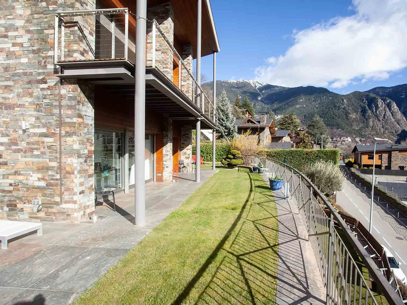 Magnificent villa for sale in the prestigious area of Els Vilars, Escaldes-Engordany, Andorra. Photo:  10