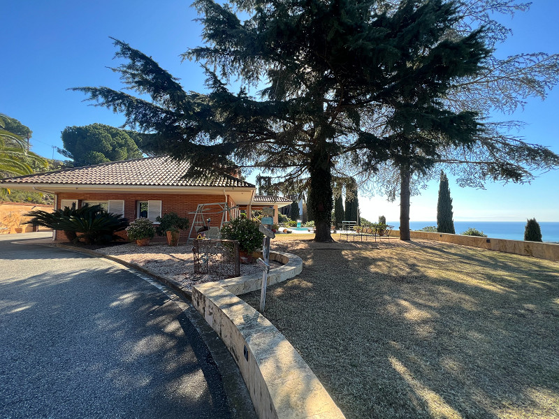 Дом с панорамными видами на море и бассейном инфинити в Сан-Висенс-де-Монтальт. Фото:  1