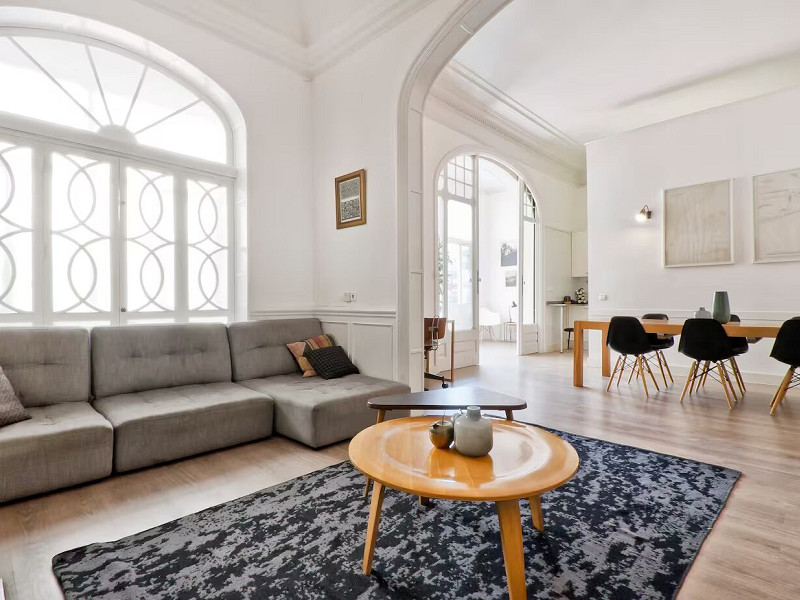 Elegant Modernist Apartment with Terrace in Central Barcelona. Photo:  2