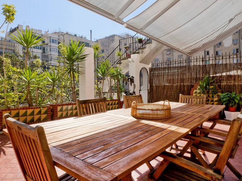 Elegant Modernist Apartment with Terrace in Central Barcelona. Photo:  3