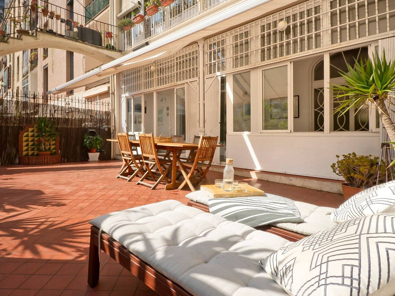 Elegant Modernist Apartment with Terrace in Central Barcelona. Photo:  6