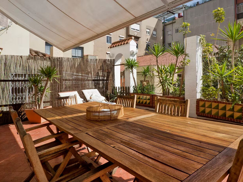 Elegant Modernist Apartment with Terrace in Central Barcelona. Photo:  7