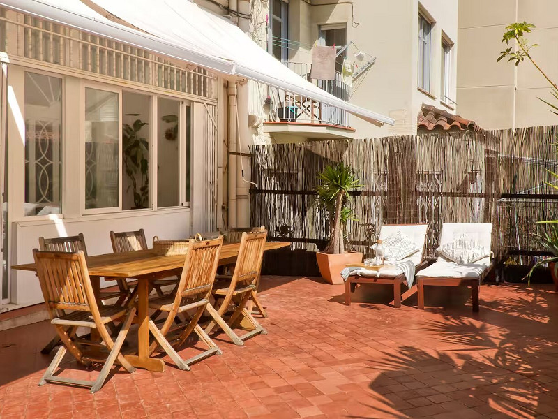 Elegant Modernist Apartment with Terrace in Central Barcelona. Photo:  8