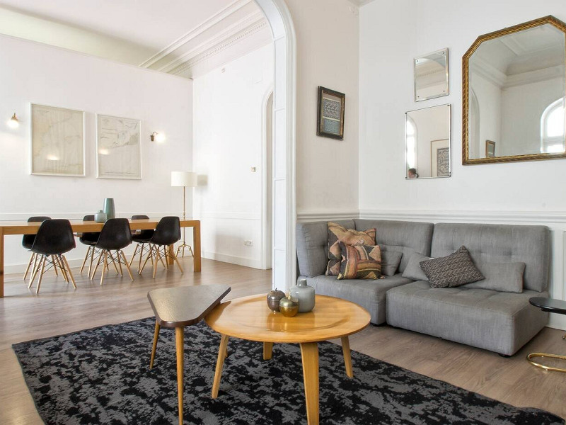 Elegant Modernist Apartment with Terrace in Central Barcelona. Photo:  9