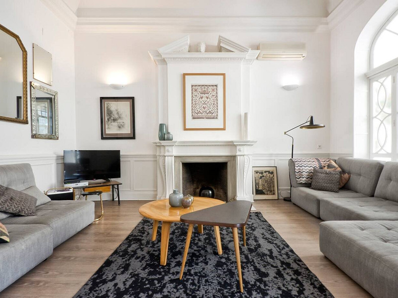 Elegant Modernist Apartment with Terrace in Central Barcelona. Photo:  10