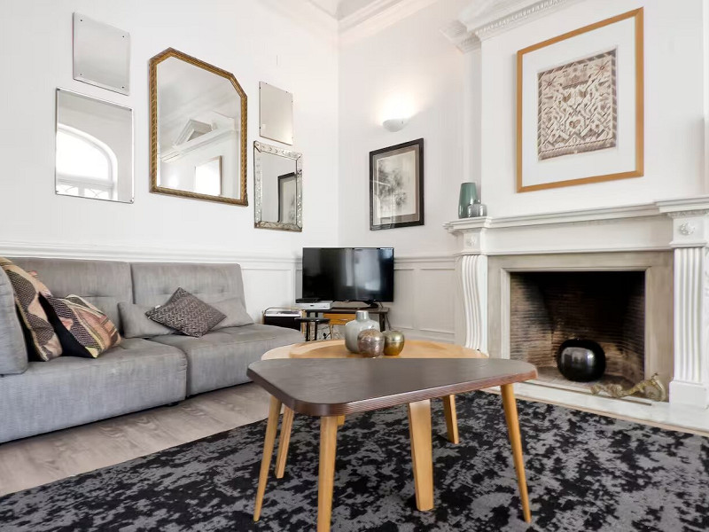 Elegant Modernist Apartment with Terrace in Central Barcelona. Photo:  11