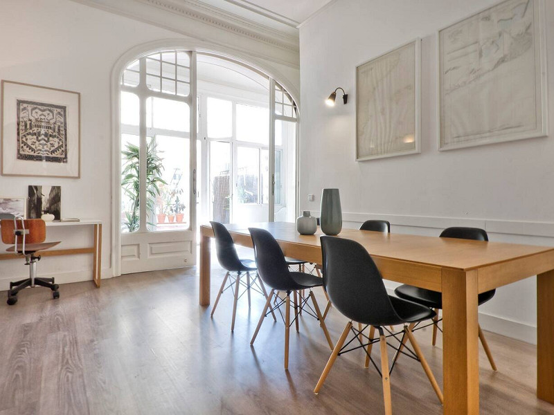 Elegant Modernist Apartment with Terrace in Central Barcelona. Photo:  13