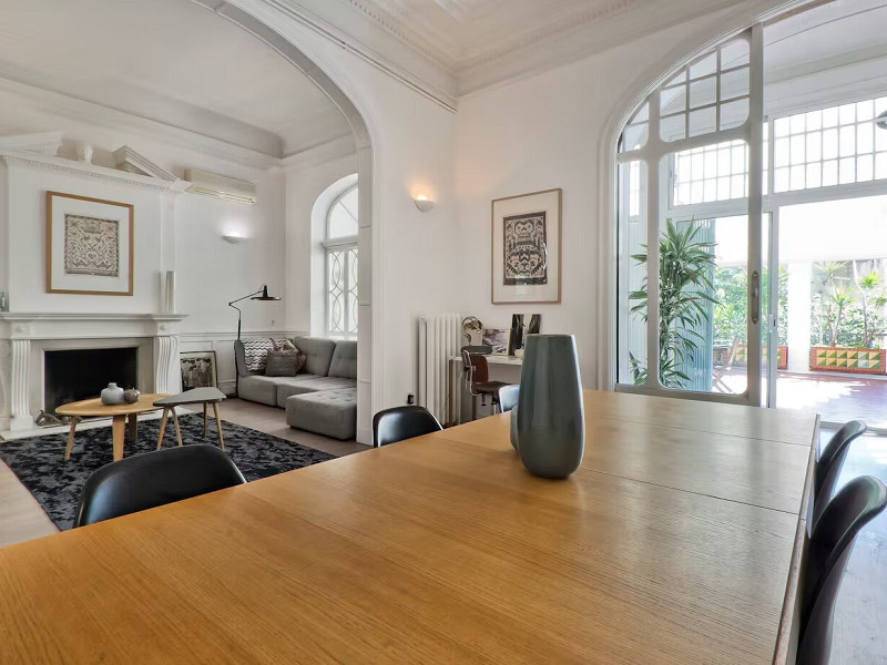 Elegant Modernist Apartment with Terrace in Central Barcelona. Photo:  14